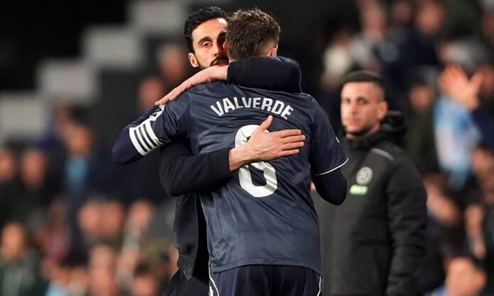 Álvaro Arbeloa y Fede Valverde se abrazan tras el gol del segundo en el partido entre el Celta y el Real Madrid en Balaídos.