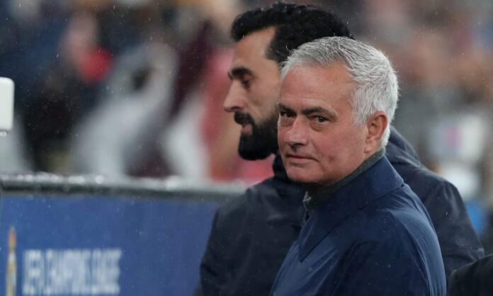 Álvaro Arbeloa y José Mourinho, tras saludarse en uno de los partidos previos que han jugado el Real Madrid y el Benfica en estas semanas.