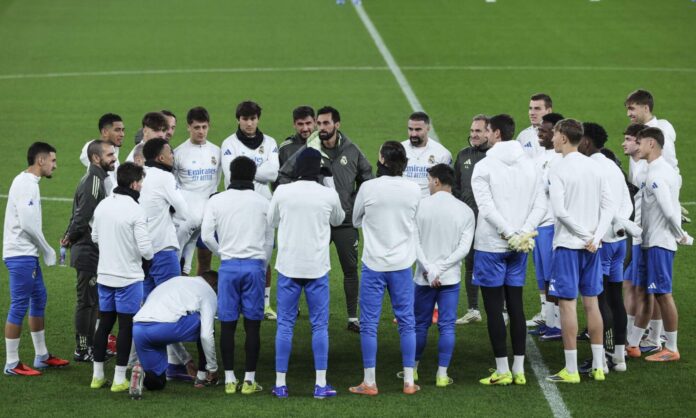 Álvaro Arbeloa, charlando con sus jugadores durante un calentamiento del Real Madrid.