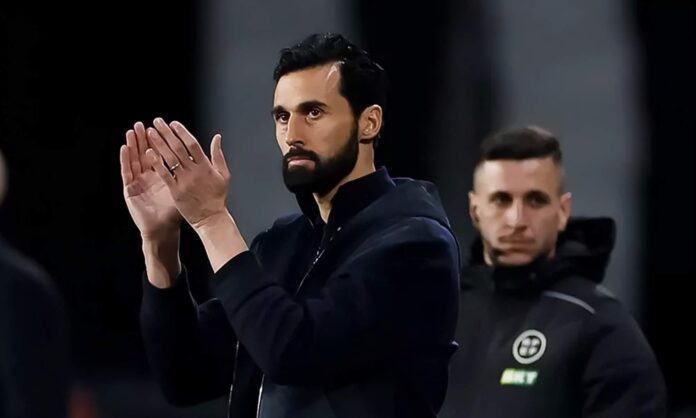 Álvaro Arbeloa, aplaudiendo a sus jugadores tras la victoria del Real Madrid contra el Celta en Balaídos.