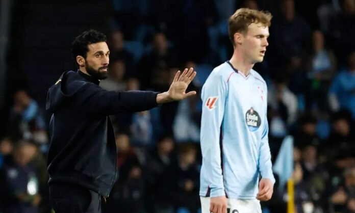 Álvaro Arbeloa da instrucciones a sus jugadores durante el encuentro entre el Celta y el Real Madrid.