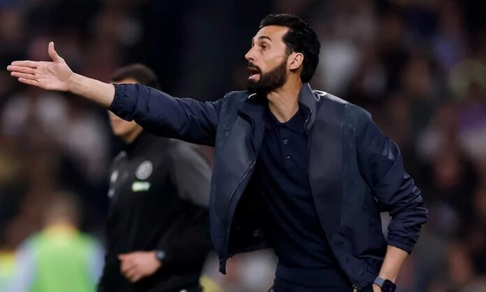 Álvaro Arbeloa, dando indicaciones a sus futbolistas durante el derbi del Real Madrid contra el Atlético.