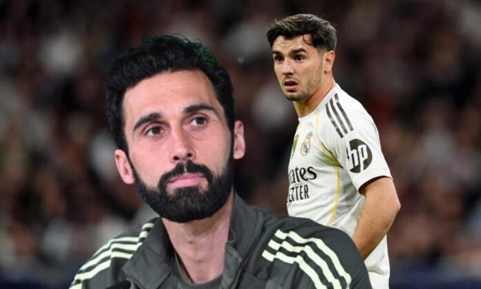 Álvaro Arbeloa y Brahim Díaz jugando un partido con el Real Madrid. 