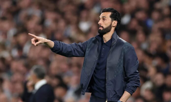 Álvaro Arbeloa en el Santiago Bernabéu jugando contra el Atlético de Madrid.