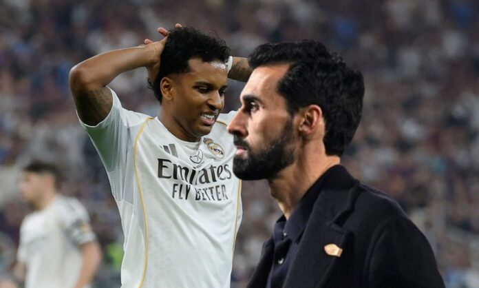 Álvaro Arbeloa y una foto de Rodrygo Goes jugando con el Real Madrid.
