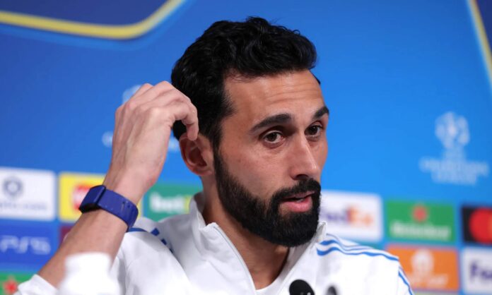 Álvaro Arbeloa hablando en una rueda de prensa del Real Madrid.