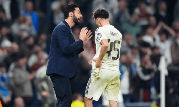 Álvaro Arbeloa y Thiago Pitarch, hablando durante un partido del Real Madrid durante esta temporada.