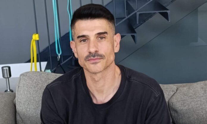 Álvaro Benito sentado en el sofá de su casa.