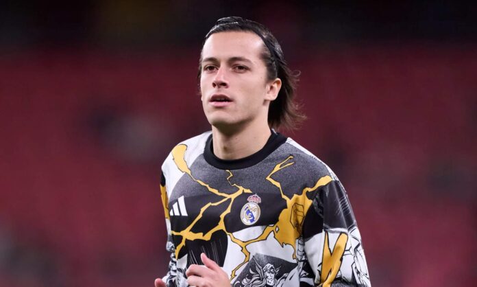 Álvaro Carreras en un calentamiento con el Real Madrid.