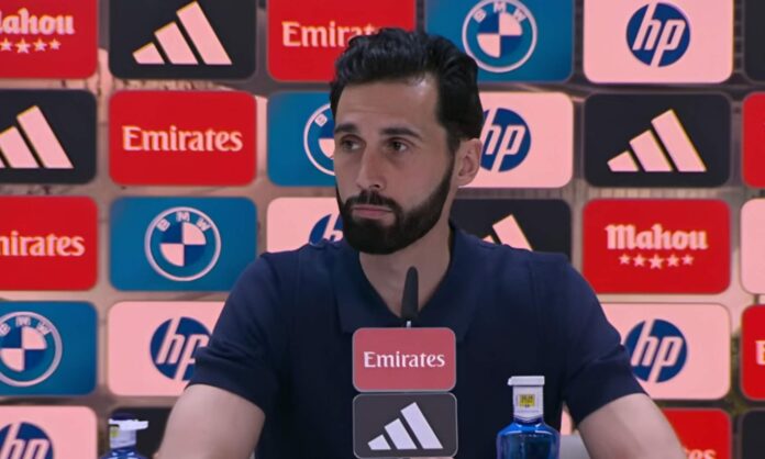 Arbeloa ensalza a sus futbolistas tras la victoria del Real Madrid en el derbi