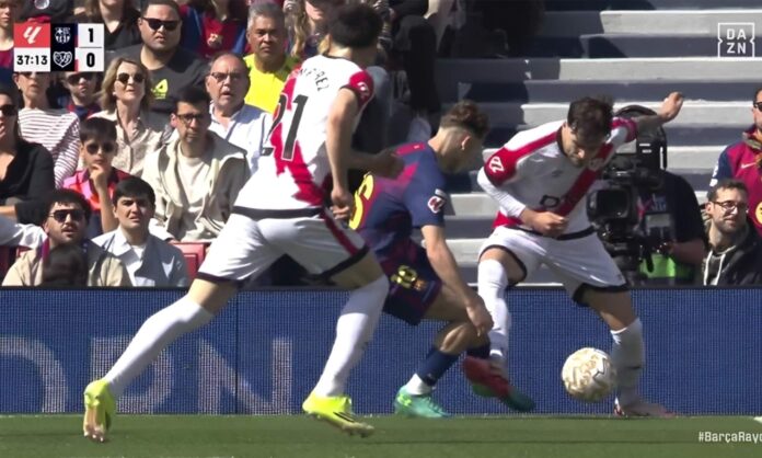 Atraco escandaloso al Rayo en Barcelona: penalti claro de Fermín que Cordero Vega y el VAR se tragaron

