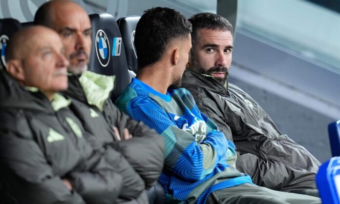 Dani Carvajal y Dani Ceballos, en el banquillo durante un partido del Real Madrid en esta temporada.