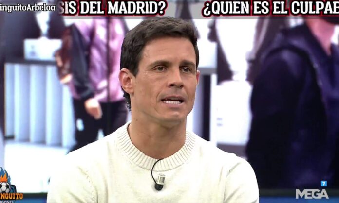 Edu Aguirre dando una noticia en El Chiringuito. 