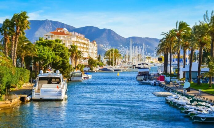 Sin necesidad de ir a Países Bajos: el Ámsterdam español con canales y el mayor puerto deportivo residencial de toda Europa