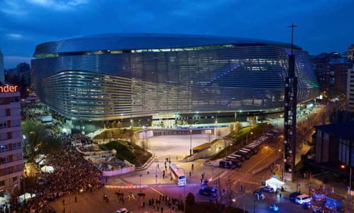 Los exteriores del estadio Santiago Bernabéu en un día de partido del Real Madrid.
