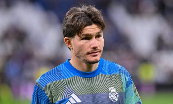 Fran García durante un calentamiento con el Real Madrid.