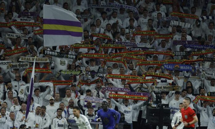 Aficionados del Real Madrid, en la Grada Fans, mostrando varias banderas de España.