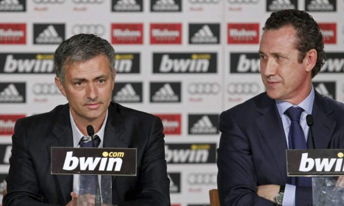 José Mourinho y Jorge Valdano, durante la presentación del primero en el Santiago Bernabéu como entrenador del Real Madrid.