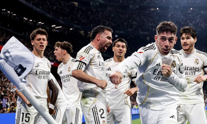 Fede Valverde celebrando su gol con jugadores del Real Madrid.
