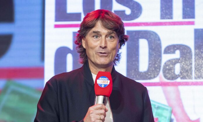 Julen Guerrero hablando en un micrófono de Marca.