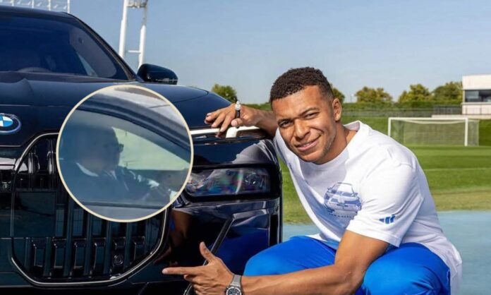 Kylian Mbappé ya puede conducir su BMW con el que le obsequió el Real Madrid al inicio de esta temporada.