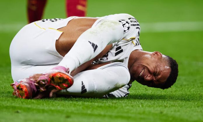 Kylian Mbappé se duele de una de sus rodillas durante un partido de esta temporada con el Real Madrid.