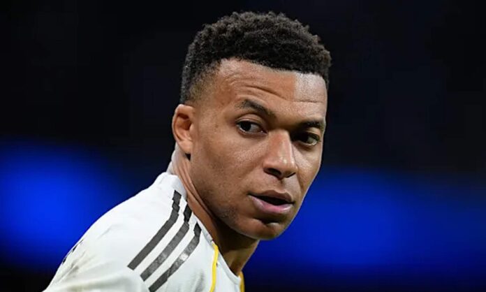 Kylian Mbappé disputando un partido con el Real Madrid.