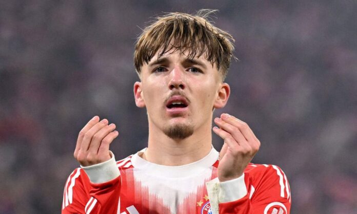 Lennart Karl jugando un partido con el Bayern Múnich.