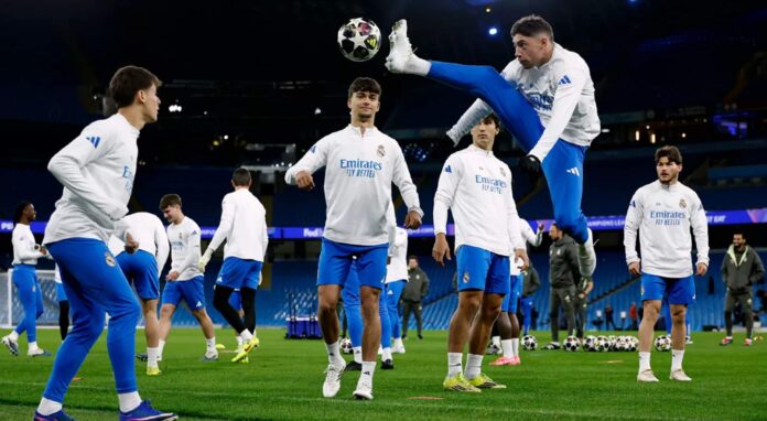 Los jugadores del Madrid se la devuelven a Guardiola por el césped