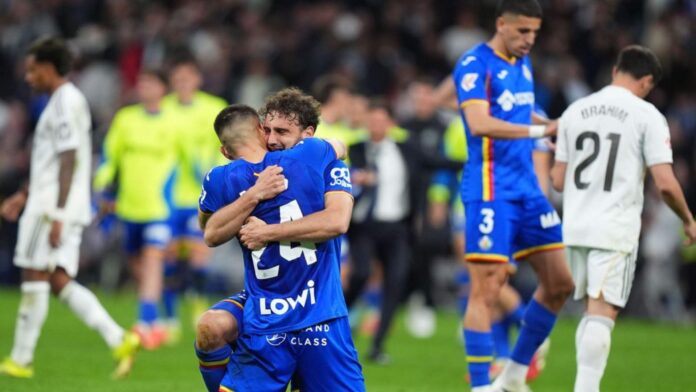 Aficionados del Real Madrid a las afueras del Bernabéu critican al equipo tras perder: “Los cambios de Arbeloa han sido penosos, así no ganamos ni al City ni a nadie”