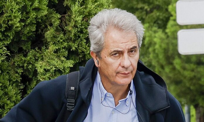 Manolo Lama con cara de dudas en la calle. 