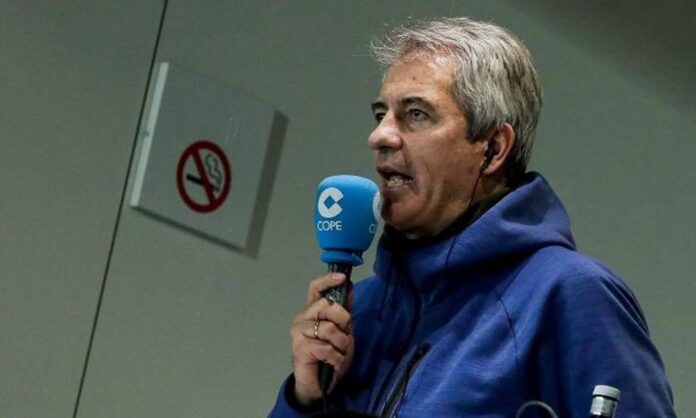 Manolo Lama narrando un partido en COPE. 