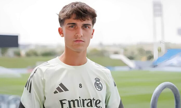 Manuel Ángel posando para una entrevista en Valdebebas. 