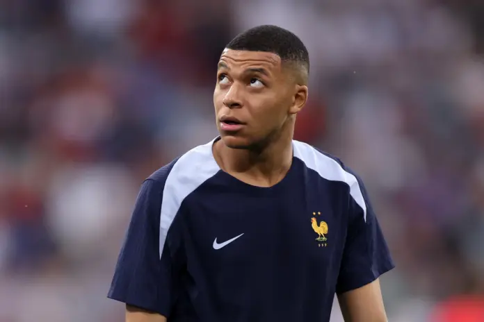 Mbappé desmiente el error en su revisión de rodilla: «Me siento bien de ambas»

