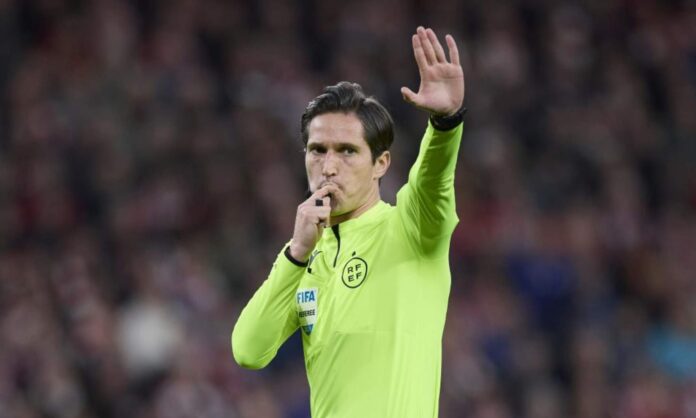 Munuera Montero arbitrando un partido. 