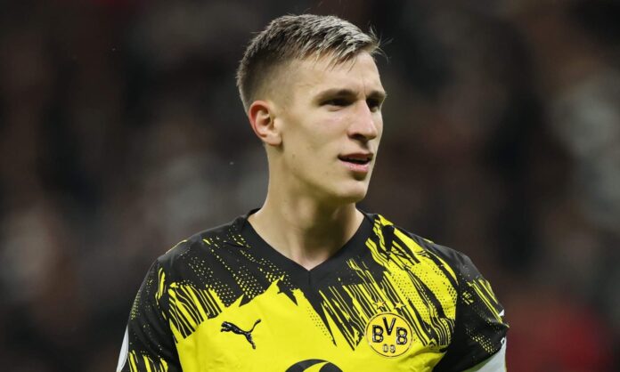 Nico Schlotterbeck jugando un partido con el Borussia Dortmund.