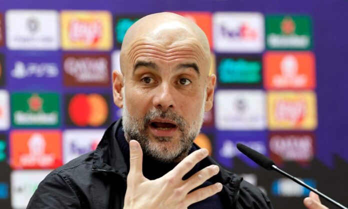 Pep Guardiola hablando en la rueda de prensa del Manchester City.