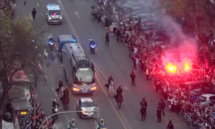 Buen ambiente en las inmediaciones del Bernabéu en la previa al derbi