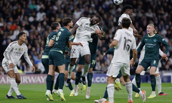 Antonio Rüdiger, peleando por un balón aéreo en el último choque entre el Real Madrid y el Manchester City el pasado diciembre en el Santiago Bernabéu.