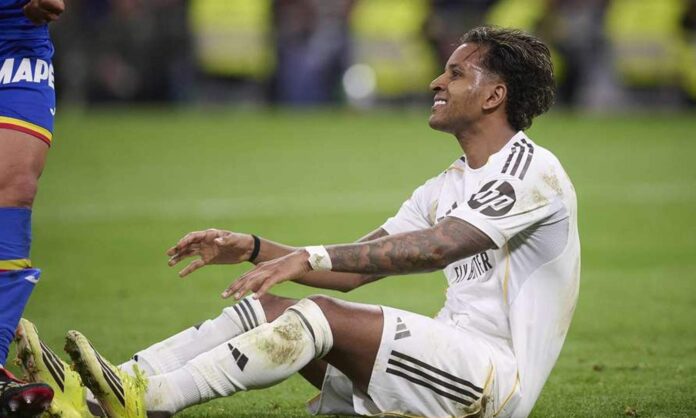 Rodrygo Goes sentado en el suelo, lesionado, durante el Real Madrid - Getafe. 