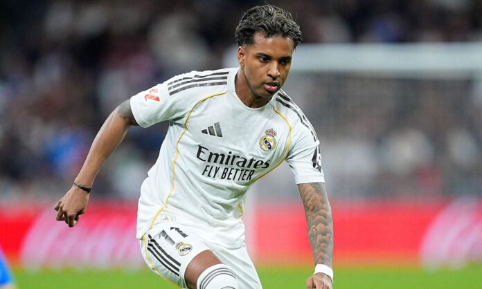 Rodrygo Goes jugando un partido con el Real Madrid.