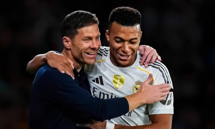 Xabi Alonso abrazando a Kylian Mbappé. 